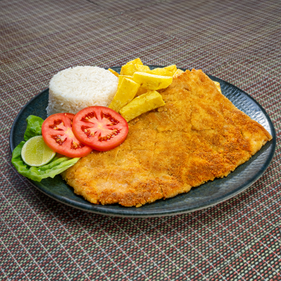 Milanesa con arroz y papas